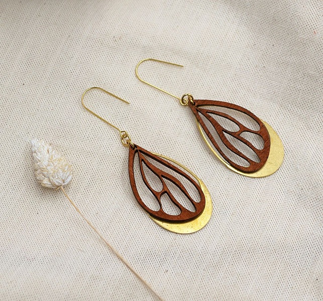 Boucles d'oreilles ailes en bois merisier sur ovale ajour&eacute; en laiton dor&eacute;