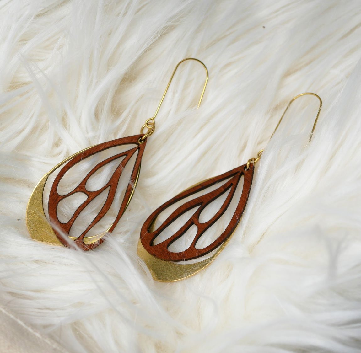 Boucles d'oreilles ailes en bois merisier sur ovale ajour&eacute; en laiton dor&eacute;