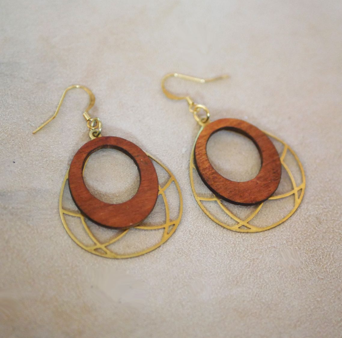 Boucles d'oreilles ailes en bois merisier sur ovale ajour&eacute; en laiton dor&eacute;