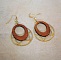 Boucles d'oreilles ailes en bois merisier sur ovale ajour&eacute; en laiton dor&eacute;