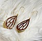 Boucles d'oreilles ailes en bois merisier sur ovale ajour&eacute; en laiton dor&eacute;