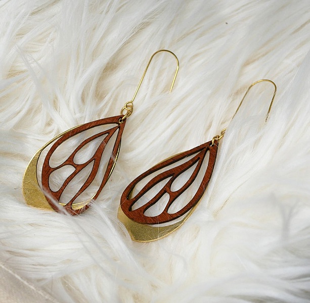 Boucles d'oreilles ailes en bois merisier sur ovale ajour&eacute; en laiton dor&eacute;