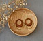 Boucles d'oreilles ailes en bois merisier sur ovale ajour&eacute; en laiton dor&eacute;