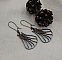 Boucles d'oreilles ailes en bois peint gris m&eacute;tallis&eacute; et feuilles cuivr&eacute;es