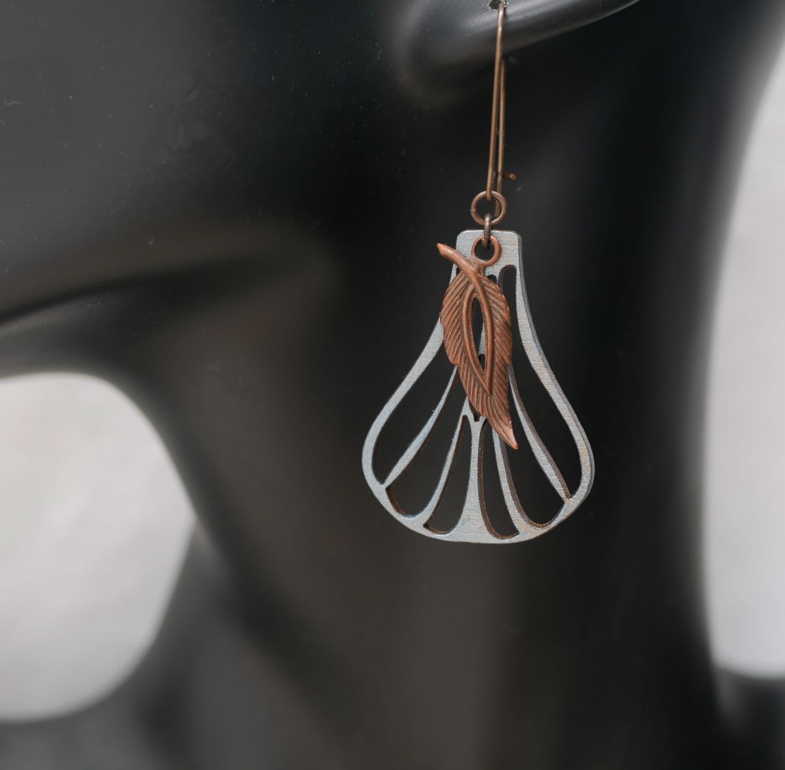 Boucles d'oreilles ailes en bois peint gris m&eacute;tallis&eacute; et feuilles cuivr&eacute;es