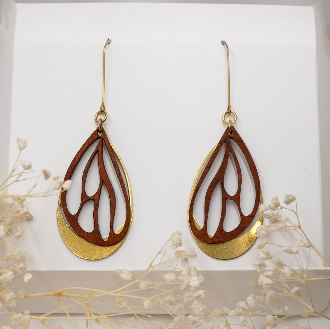 Boucles d'oreilles ailes en bois merisier sur ovale ajour&eacute; en laiton dor&eacute;