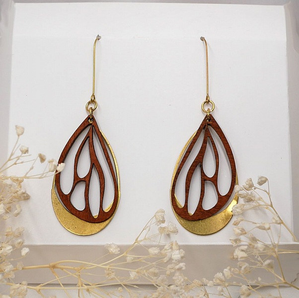 Boucles d'oreilles ailes en bois merisier sur ovale ajour&eacute; en laiton dor&eacute;