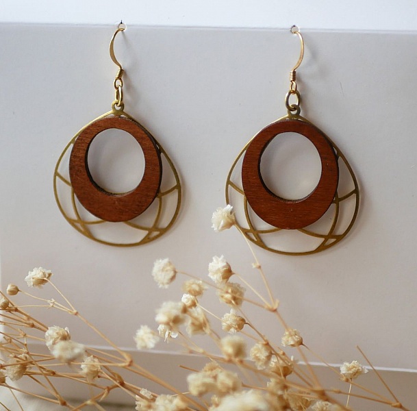 Boucles d'oreilles ailes en bois merisier sur ovale ajour&eacute; en laiton dor&eacute;