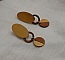 Boucles d'oreilles graphiques en bois de merisier et doré.