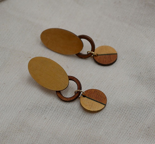 Boucles d'oreilles graphiques en bois de merisier et doré.