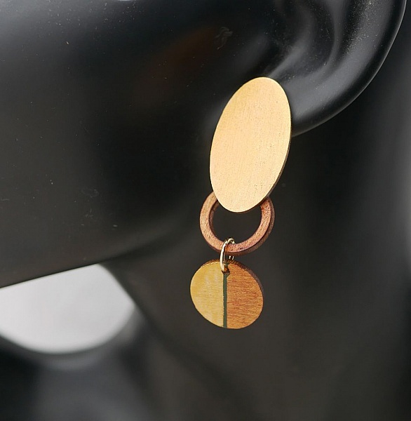 Boucles d'oreilles graphiques en bois de merisier et doré.