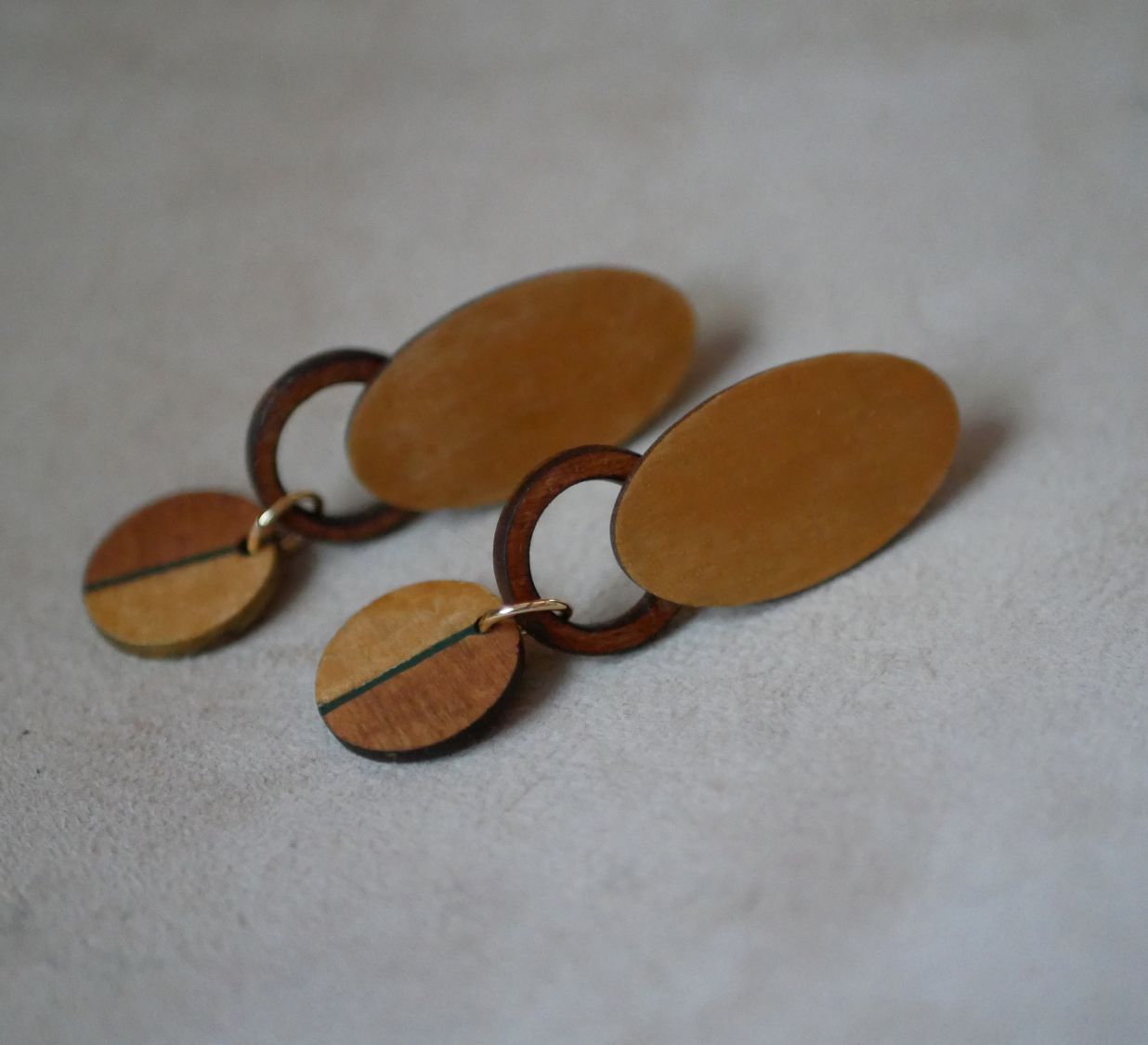 Boucles d'oreilles graphiques en bois de merisier et doré.