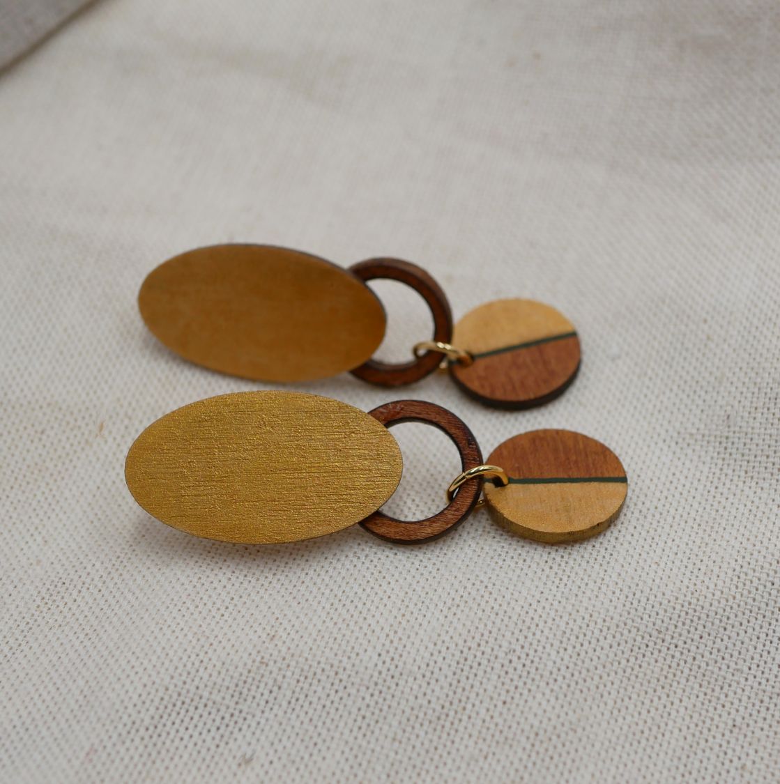 Boucles d'oreilles graphiques en bois de merisier et doré.