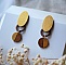 Boucles d'oreilles graphiques en bois de merisier et doré.
