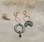 Boucles d'oreilles asymétriques géométriques en bois et laiton doré.