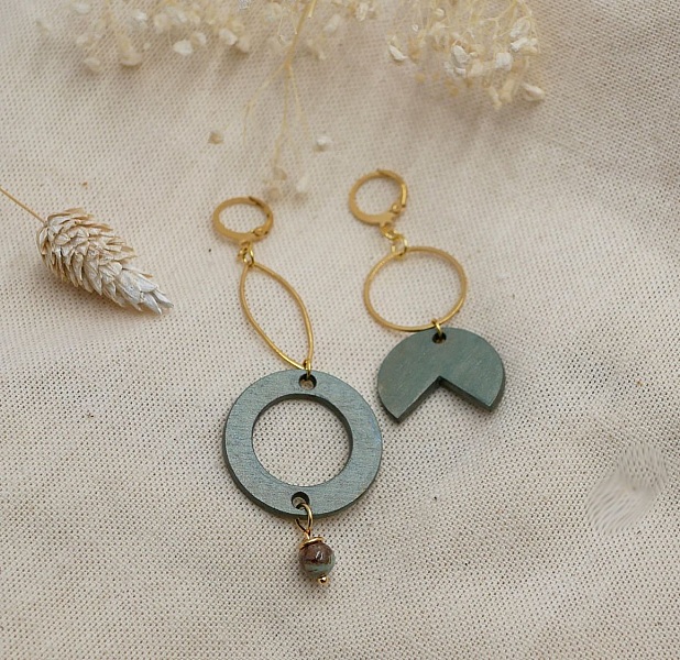 Boucles d'oreilles asymétriques géométriques en bois et laiton doré.