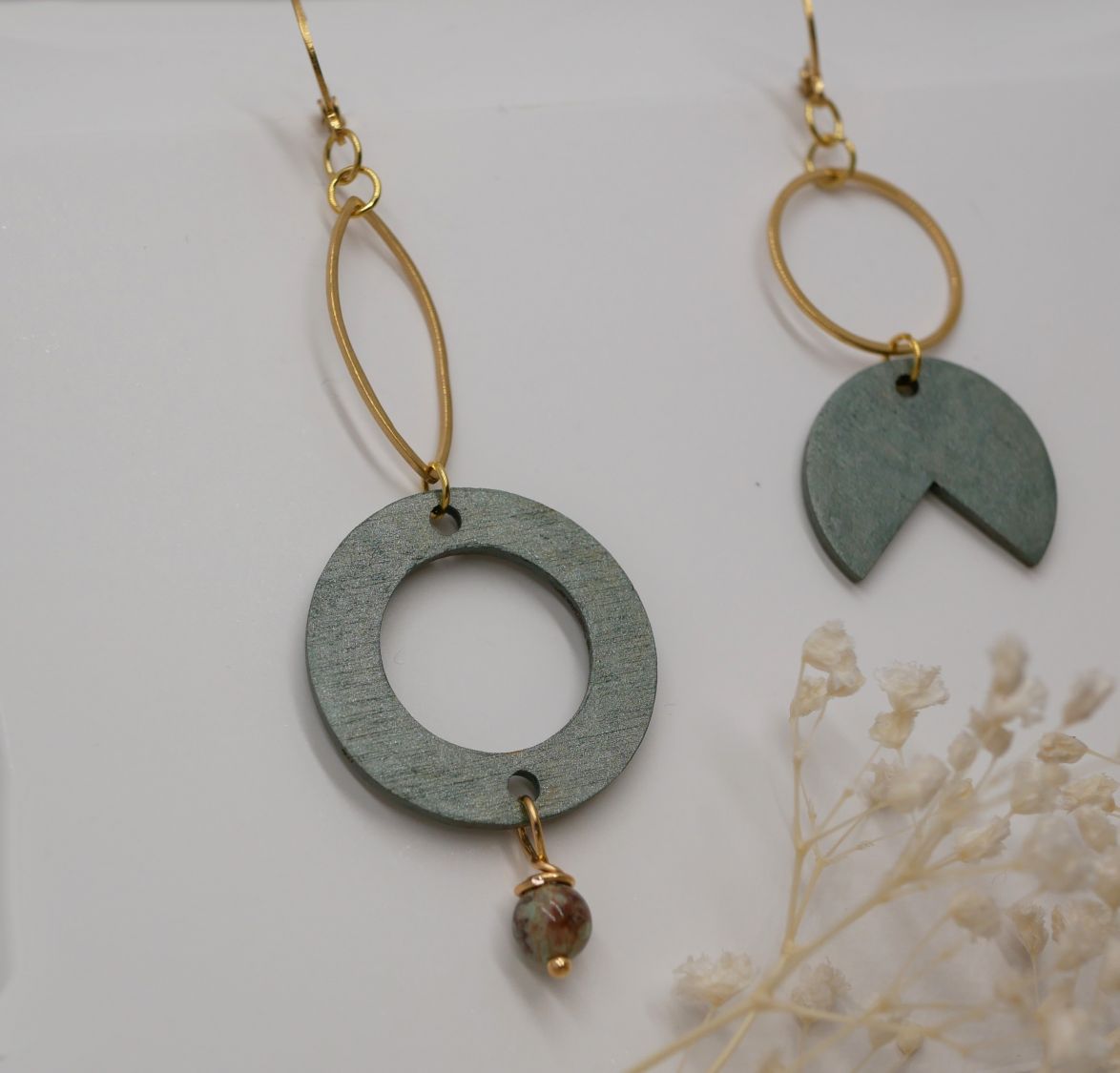Boucles d'oreilles asymétriques géométriques en bois et laiton doré.