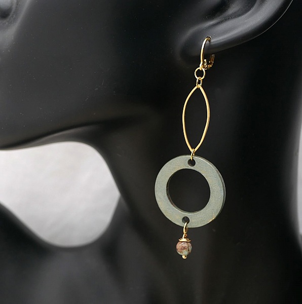 Boucle d'oreille géométrique en bois et laiton doré.