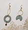 Boucles d'oreilles asymétriques géométriques en bois et laiton doré.