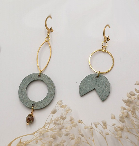 Boucles d'oreilles asymétriques géométriques en bois et laiton doré.