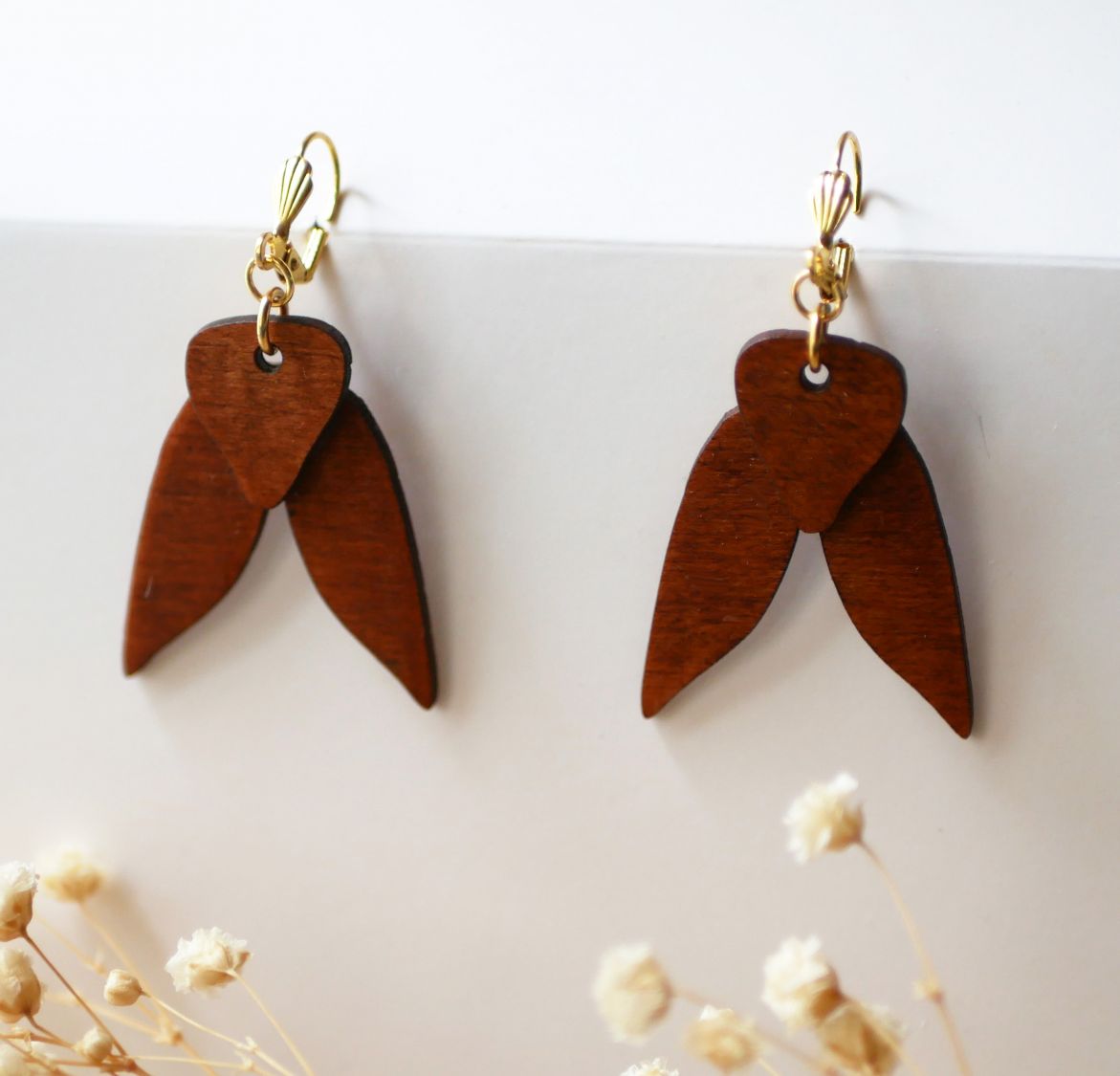 Boucles d'oreilles en bois cigales merisier dor&eacute;
