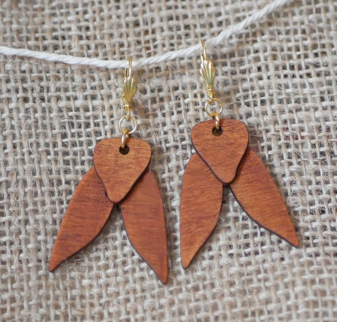 Boucles d'oreilles en bois cigales merisier dor&eacute;