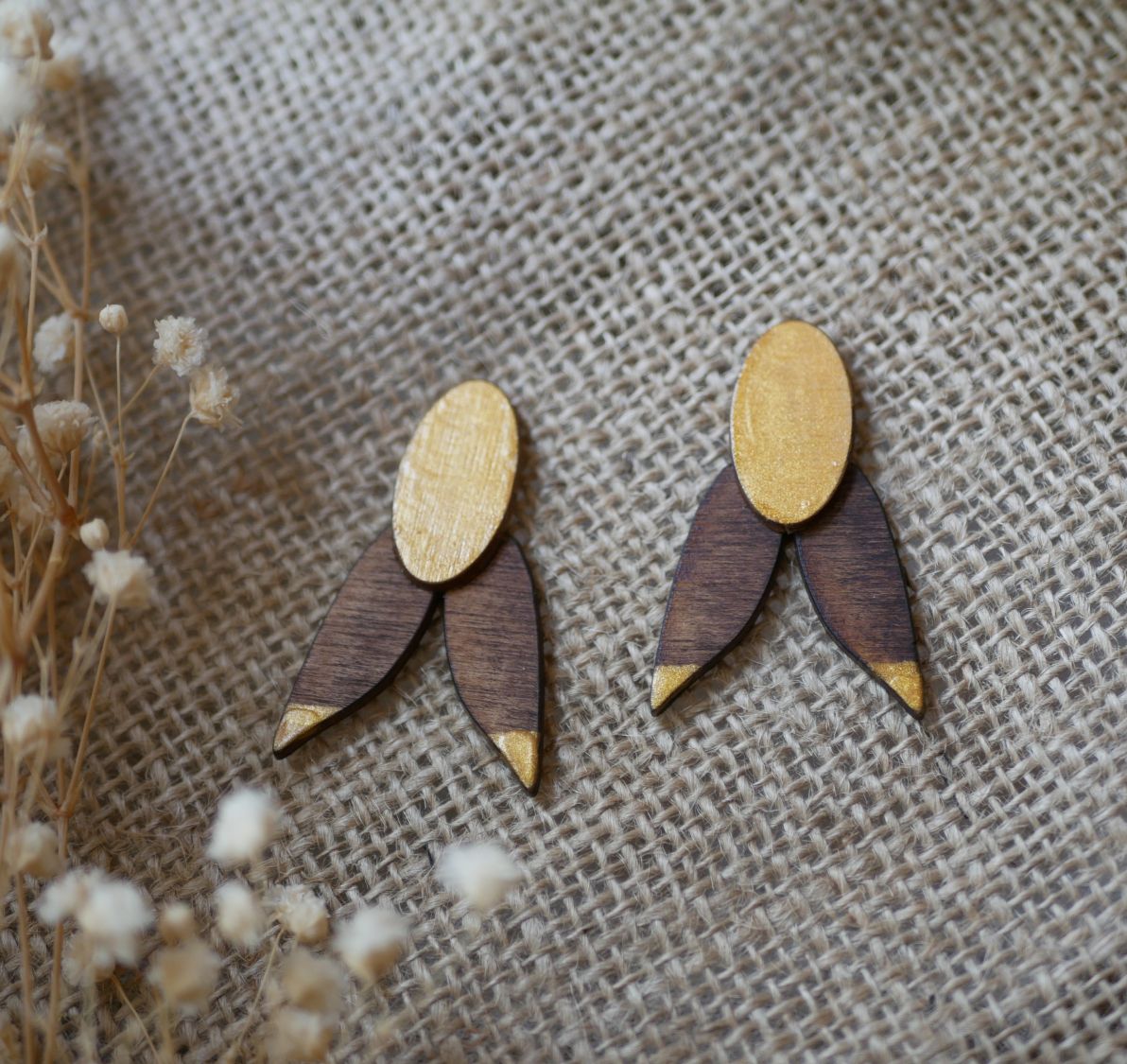 Boucles d'oreilles Cigales en bois noyer et dor&eacute; 