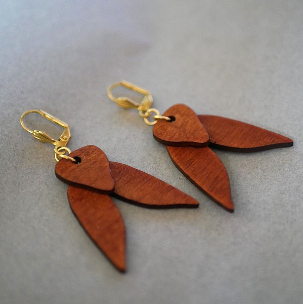 Boucles d'oreilles en bois cigales merisier dor&eacute;
