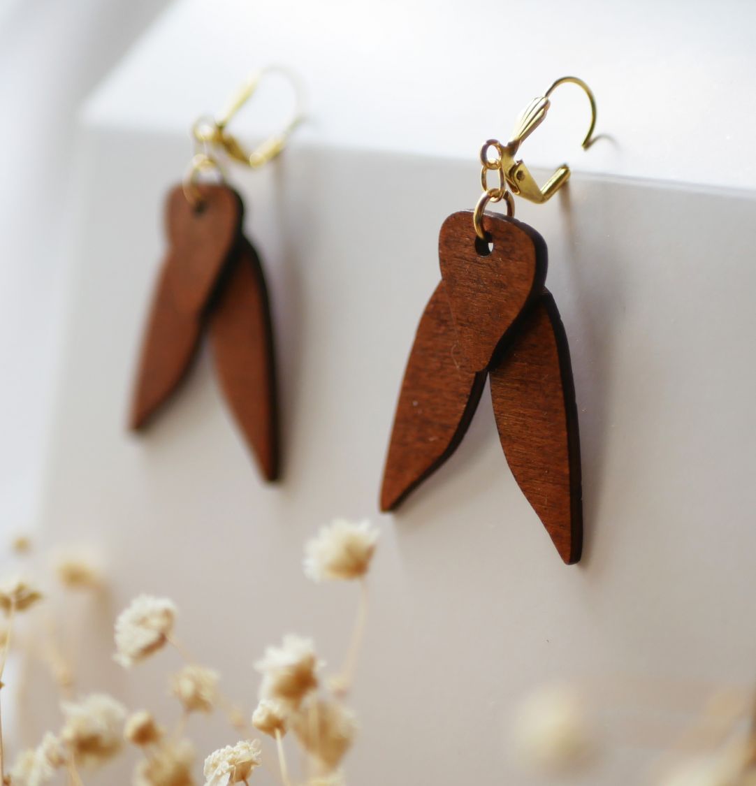Boucles d'oreilles en bois cigales merisier dor&eacute;