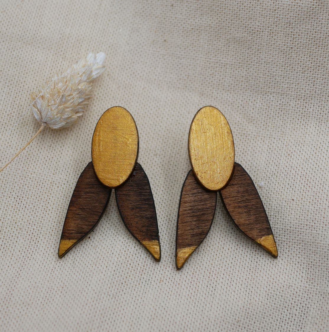Boucles d'oreilles Cigales en bois noyer et dor&eacute; 