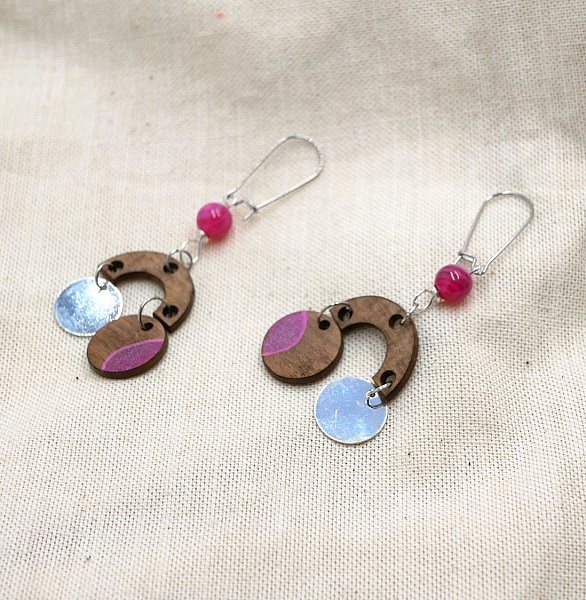 Boucles d'oreilles en bois noyer perles fuchsia