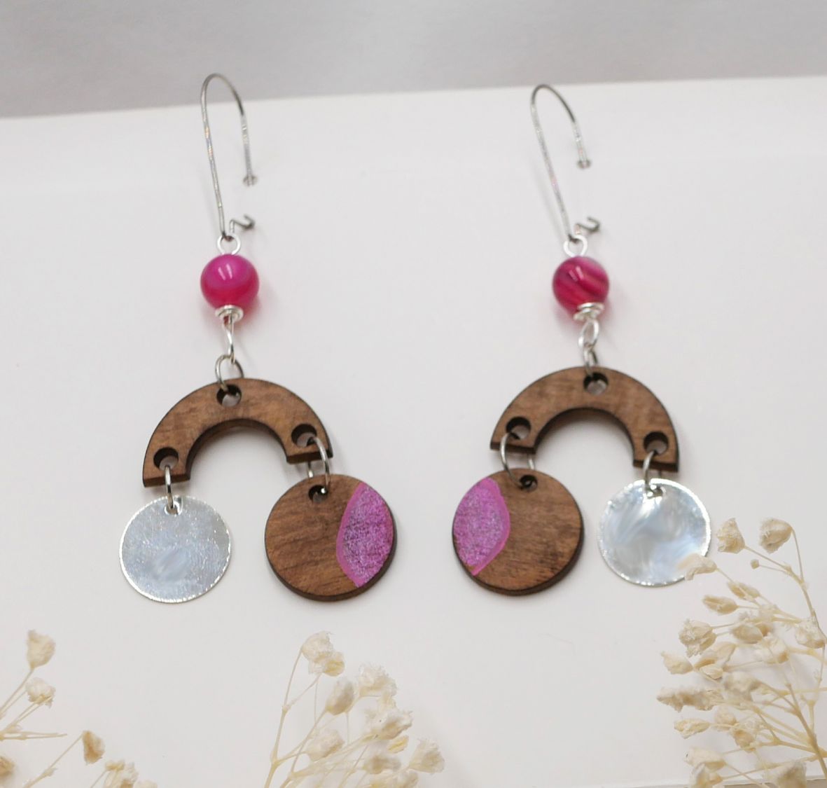 Boucles d'oreilles en bois noyer perles fuchsia