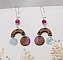 Boucles d'oreilles en bois noyer perles fuchsia