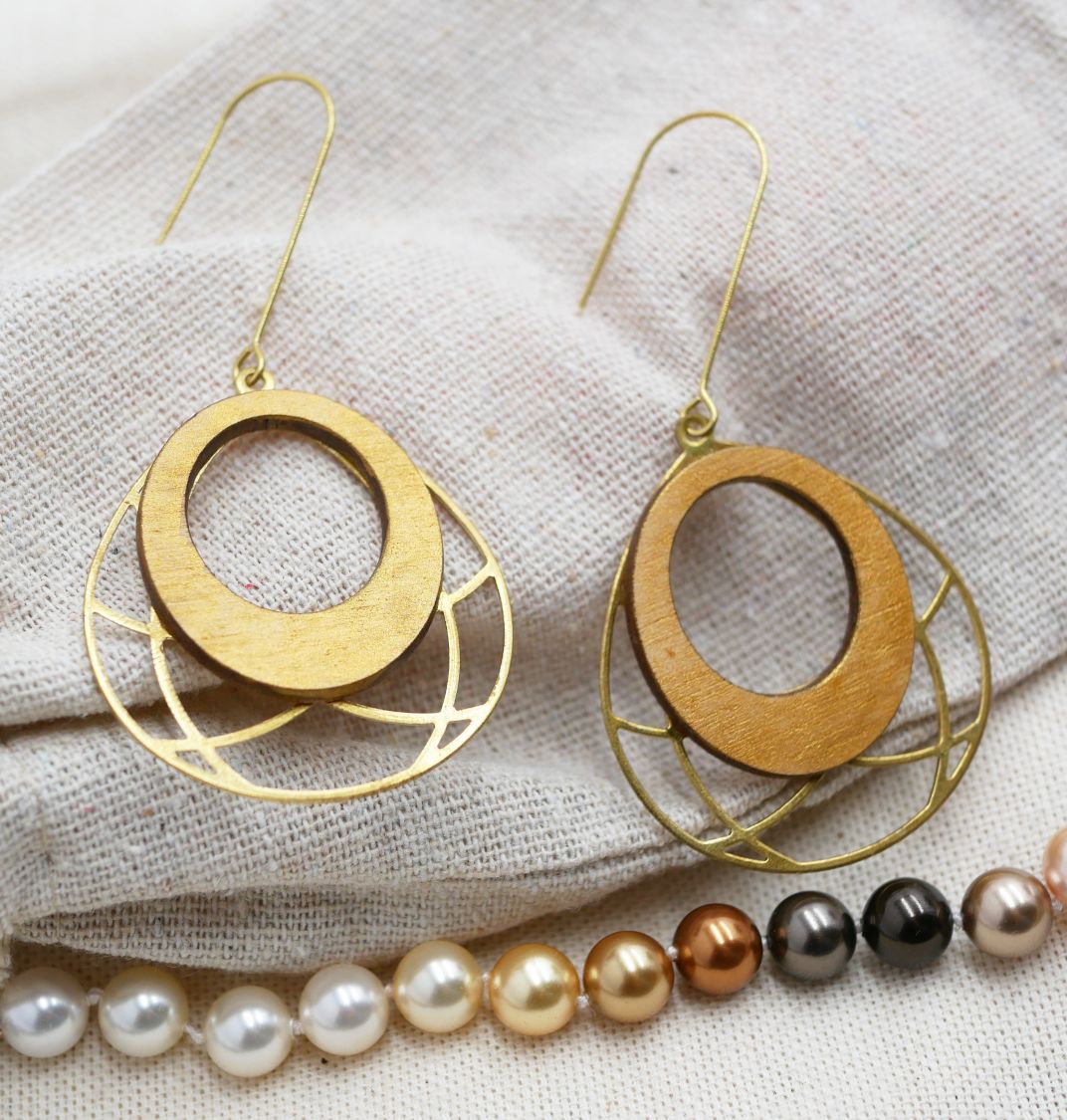 Boucles d'oreilles en bois ovales dor&eacute;es sur pampille ajour&eacute;e en laiton dor&eacute;