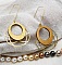 Boucles d'oreilles en bois ovales dor&eacute;es sur pampille ajour&eacute;e en laiton dor&eacute;