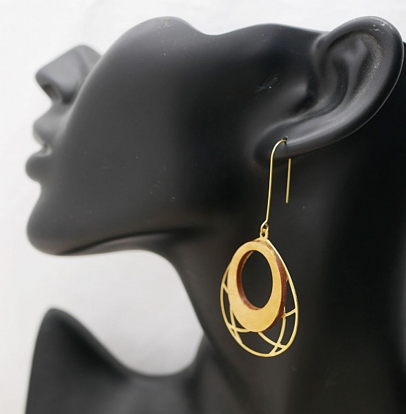 Boucles d'oreilles en bois ovales dor&eacute;es sur pampille ajour&eacute;e en laiton dor&eacute;