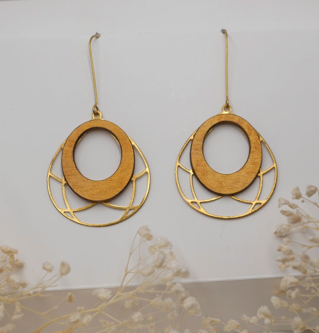 Boucles d'oreilles en bois ovales dor&eacute;es sur pampille ajour&eacute;e en laiton dor&eacute;