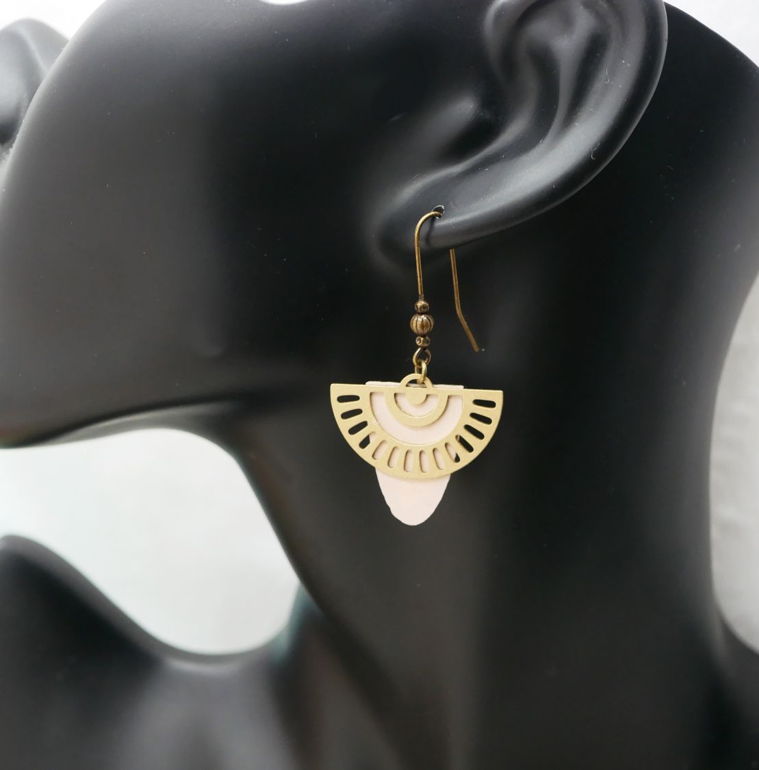 Boucles d'oreilles bois p&ecirc;che et arc-en-ciel laiton 