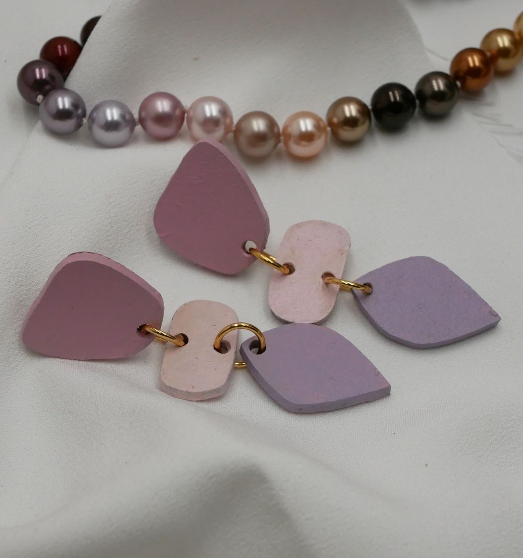Boucles d'oreilles pendantes en bois aux tons pastel.