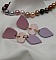 Boucles d'oreilles pendantes en bois aux tons pastel.