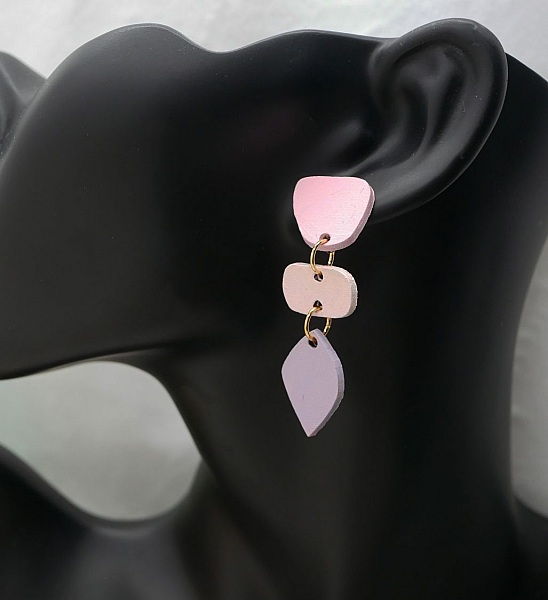Boucles d'oreilles pendantes en bois aux tons pastel.