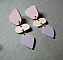 Boucles d'oreilles pendantes en bois aux tons pastel.