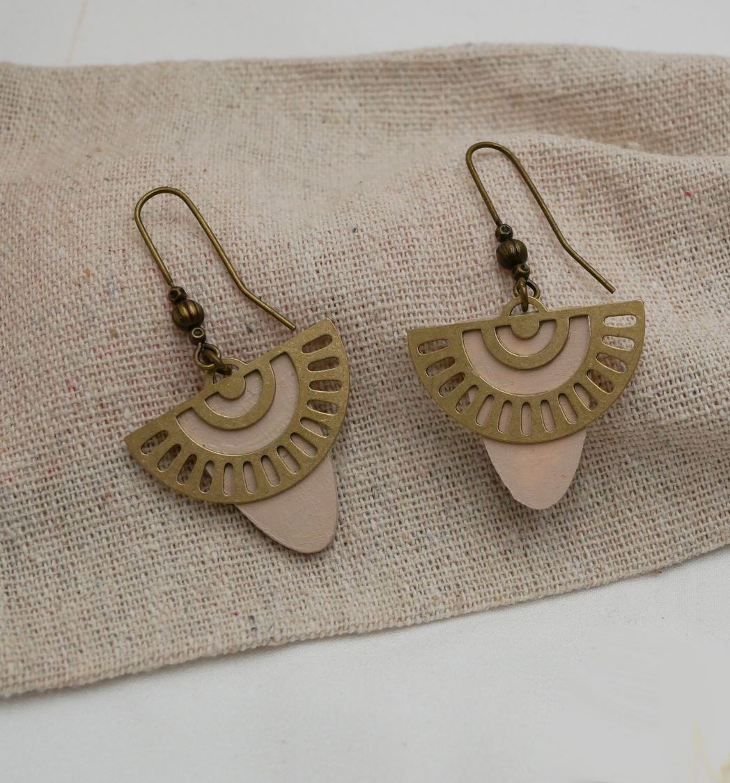 Boucles d'oreilles bois p&ecirc;che et arc-en-ciel laiton 