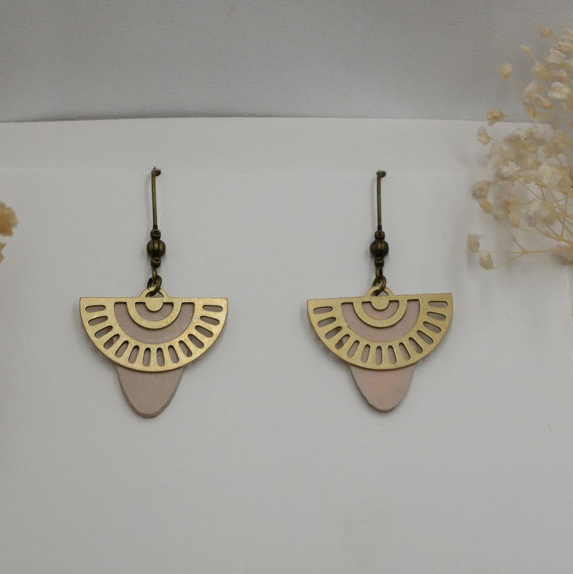 Boucles d'oreilles bois p&ecirc;che et arc-en-ciel laiton 