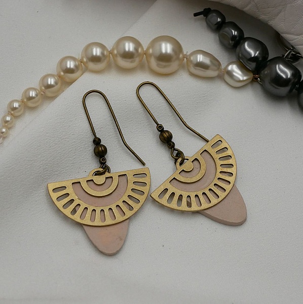 Boucles d'oreilles bois p&ecirc;che et arc-en-ciel laiton 