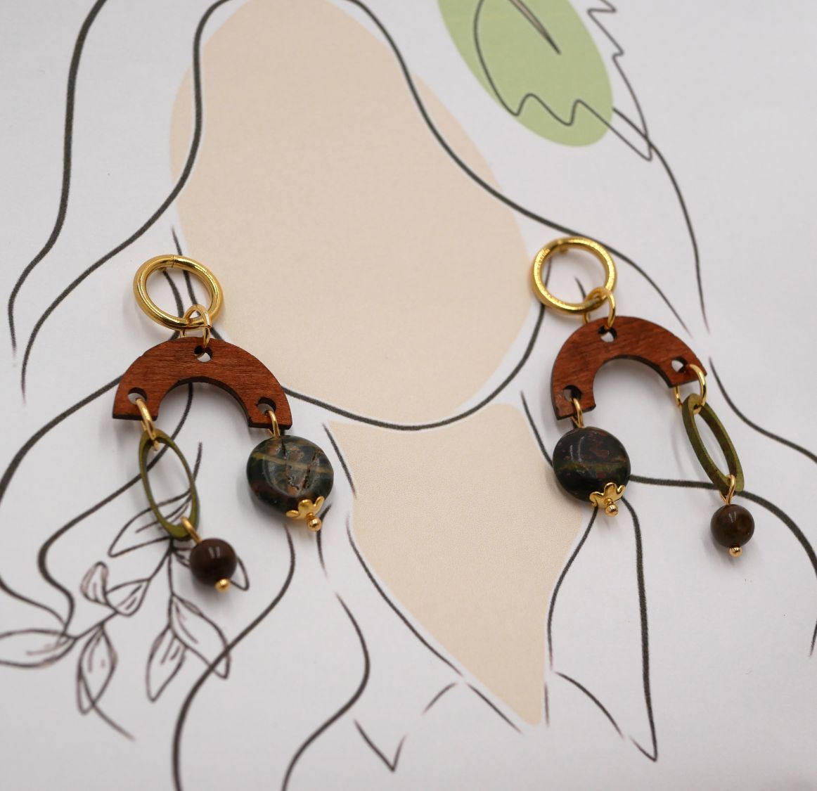 Boucles d'oreilles en bois, pierres de gemme et laiton dor&eacute;