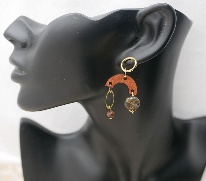 Boucles d'oreilles en bois, pierres de gemme et laiton dor&eacute;