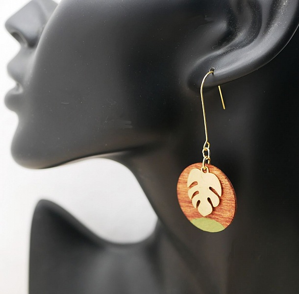 Boucles d'oreilles en bois rond merisier et feuille monstera laiton dor&eacute;