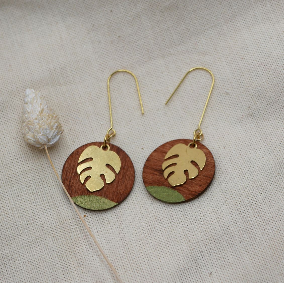 Boucles d'oreilles en bois rond merisier et feuille monstera laiton dor&eacute;