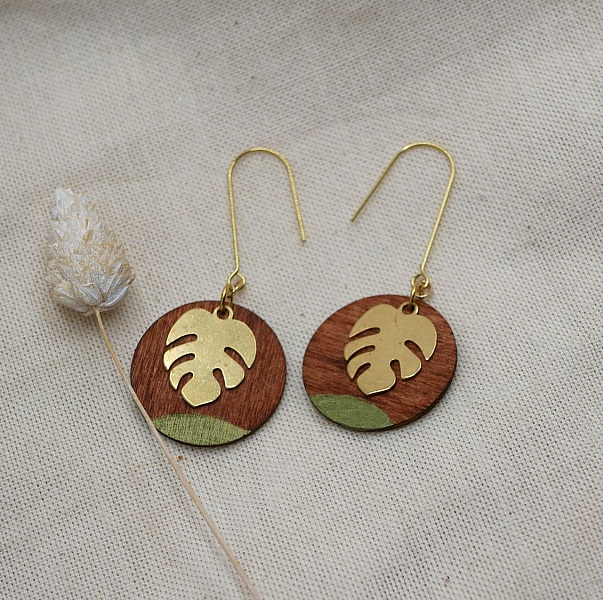 Boucles d'oreilles en bois rond merisier et feuille monstera laiton dor&eacute;